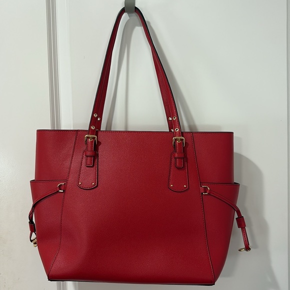 Michael Kors Voyager Saffiano Leather Tote Bag
Style# 30H1GV6T4T
NWT
Flame - Picture 3 of 10